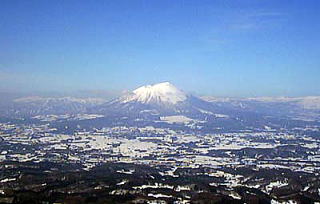 姫神山から見た岩手山
