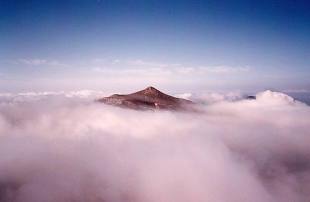雲に浮かぶ北海道･十勝連峰